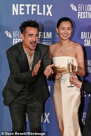 قدم كولن وفيلا عرضًا متحركًا أثناء وقوفهما معًا على السجادة الحمراء