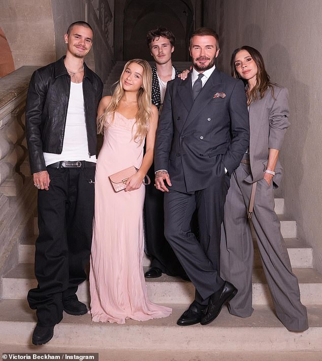 وكشفت The Spice Girl أنها وزوجها يبذلان قصارى جهدهما للجلوس مع أطفالهما روميو، 23 عاماً، وكروز، 20 عاماً، وهاربر، 14 عاماً، كل ليلة حتى يتمكنوا من مشاركة أي مخاوف.