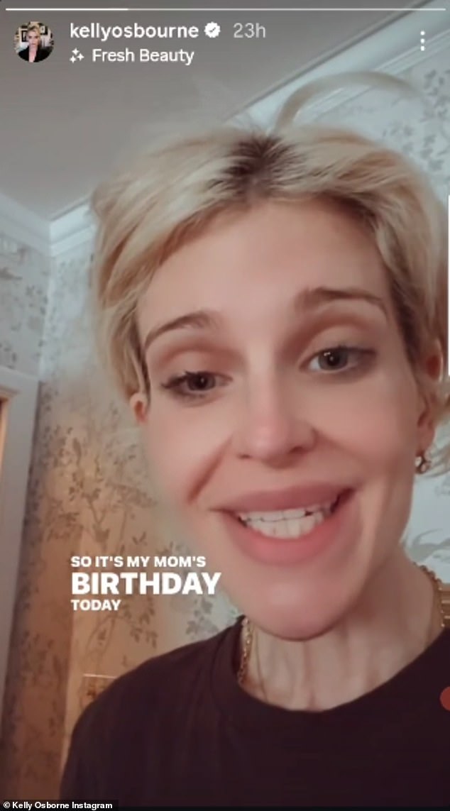 في صفحتها على Instagram Stories يوم الخميس، أسكتت كيلي المشاهدين حيث أظهرت بهدوء زينة عيد الميلاد التي تمكنت من إعدادها لأمها أثناء نومها.
