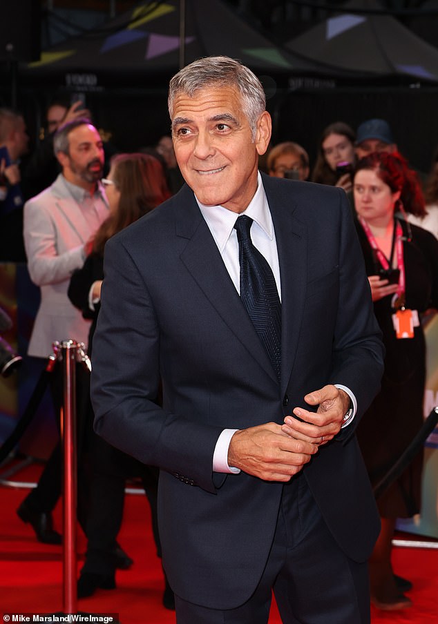 بدا الرجل الرائد جورج وسيمًا كما هو الحال دائمًا