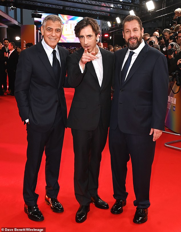 يلعب جورج دور النجم السينمائي جاي كيلي في فيلم Netflix القادم أمام آدم ساندلر، الذي يجسد دور مدير كيلي المتفاني رون (في الصورة مع مخرج الفيلم نوح بومباخ).