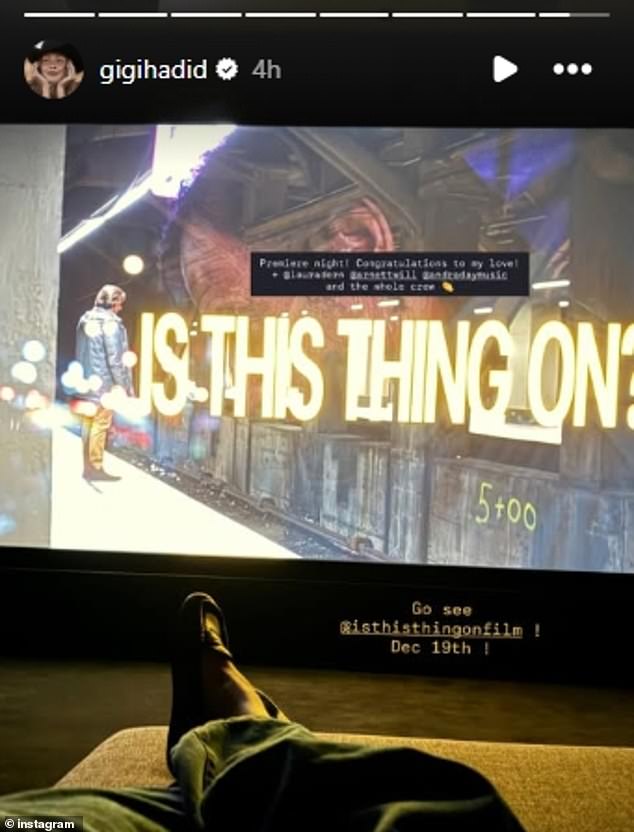شاركت صورة لها وهي مستلقية على أريكة مريحة أثناء ترويجها لفيلم الممثل القادم Is This Thing On؟