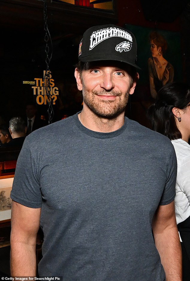 في الحفلة التي أقيمت في Comedy Cellar، ارتدى برادلي قبعة بيسبول