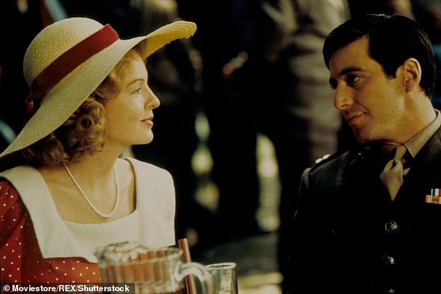 جاءت انطلاقتها في عام 1972 مع فيلم The Godfather، حيث لعبت دور كاي آدامز كورليوني أمام آل باتشينو.