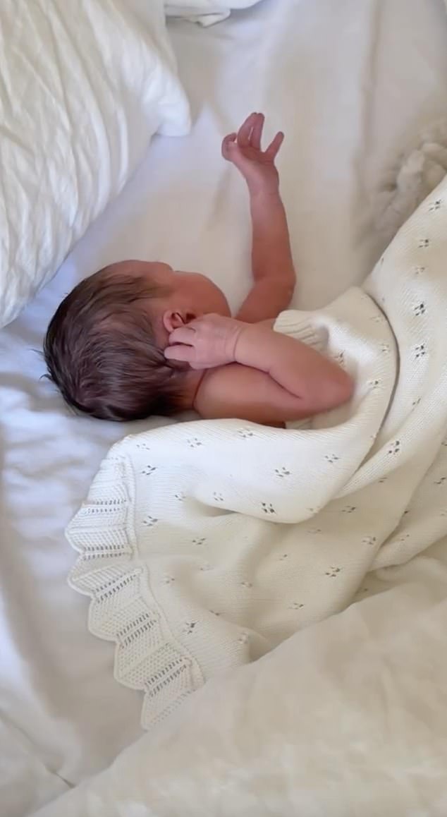 من المحتمل ألا يكون اسم Fawnie الفريد مفاجئًا للمعجبين، حيث أن الزوجين أيضًا آباء لأطفال يُدعى Rumble Honey، 4 سنوات، وWimsy Lou، 18 شهرًا، وابنه Slim Easy، 3 سنوات.