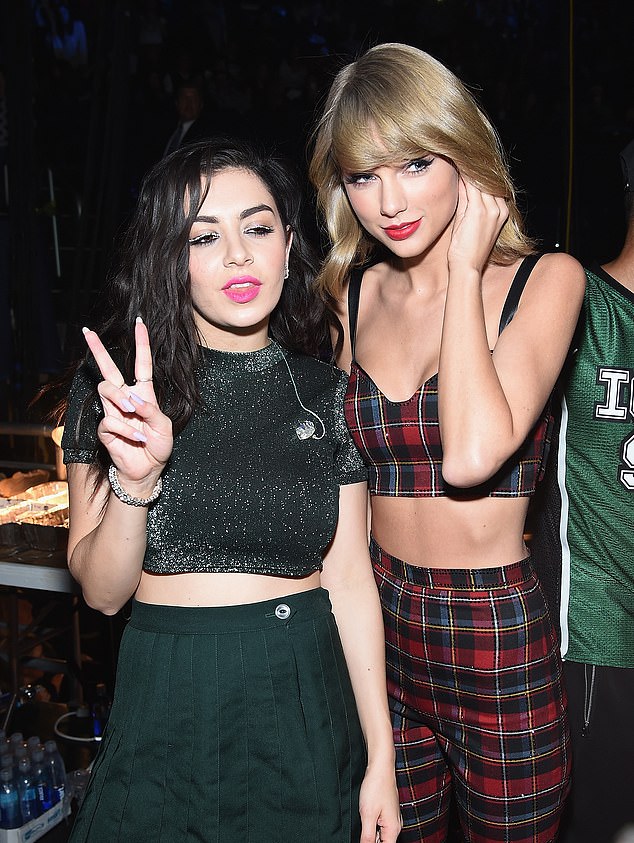 تم تصوير Charli XCX وSwift في عام 2014