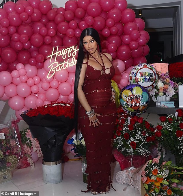 في إحدى اللقطات، كانت Cardi B محاطة بعرض ضخم من البالونات والزهور ولافتة نيون مكتوب عليها