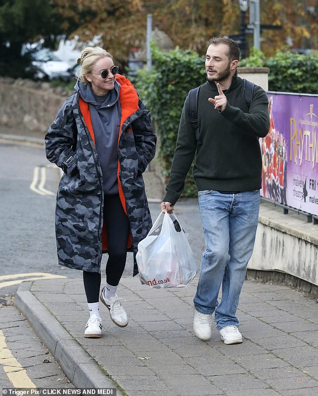 يلعب ماكس دور البطولة في مسرحية Murder At Midnight جنبًا إلى جنب مع كاتي - التي انفصلت عن نجم TOWIE ريكي رايمنت في يوليو - حيث يقال إن الثنائي كان لديهما