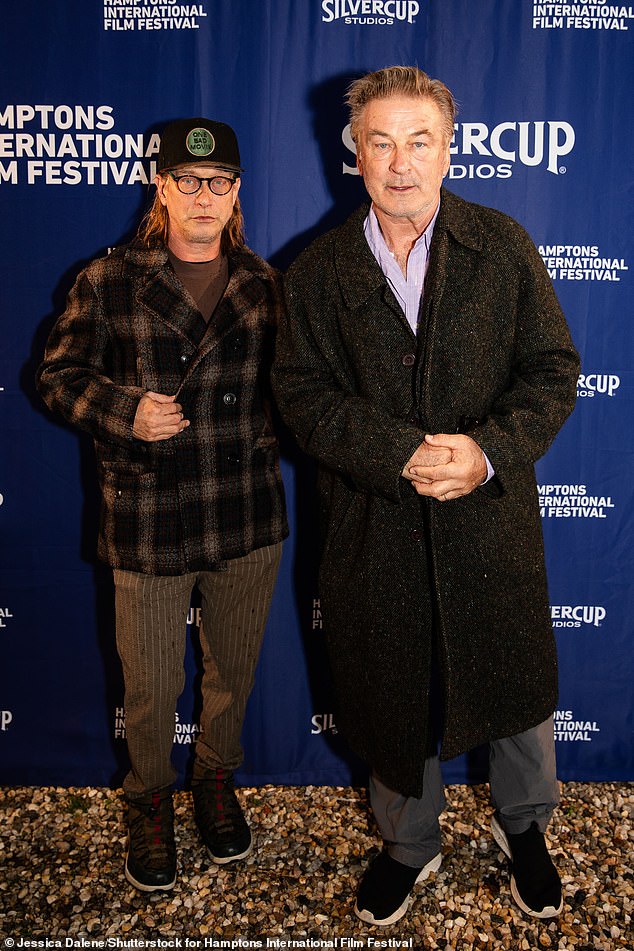 ستيفن هو أيضًا ممثل، اشتهر ببطولة فيلم The Usual Suspects. وهو والد عارضة الأزياء هايلي بيبر، التي تزوجت من جاستن بيبر عام 2018؛ في الصورة مع أليك في هامبتونز يوم الأحد، قبل يوم من وقوع الحادث