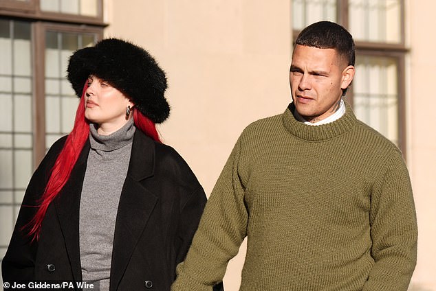 انضم آن ماري إلى Slowthai في المحكمة العام الماضي حيث تمت تبرئته من تهم الاغتصاب ضد امرأتين - وأخبر المعجبين على Instagram أنه كان العام 