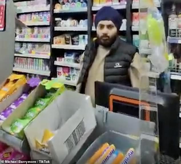 من الواضح أن باريمور كان غاضبًا من رفضه الأولي، وسرعان ما عاد إلى المتجر ليخوض مواجهة ثانية مع المدير