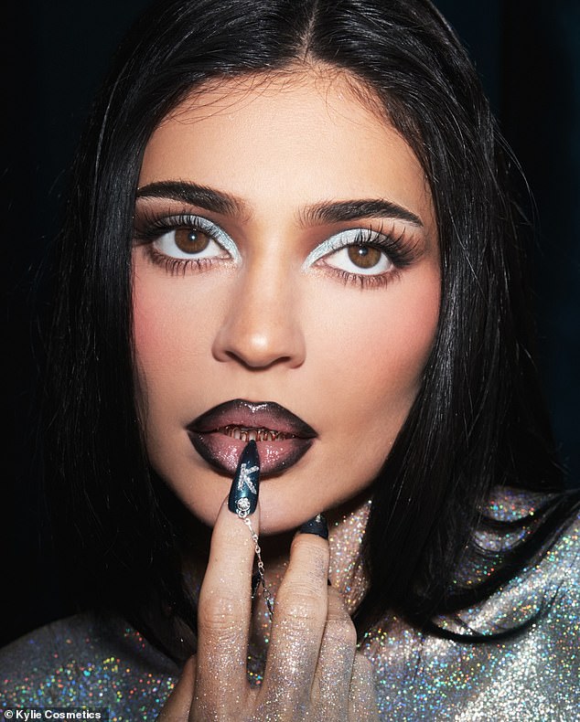 كانت المغنية من كالاباساس ترتدي أسنانًا ذهبية وفضية للترويج لمجموعة King Kylie الخاصة بها لمستحضرات التجميل Kylie Cosmetics. حتى أن الملياردير سحب شفتها لأسفل ليكشف عن المجوهرات الفموية