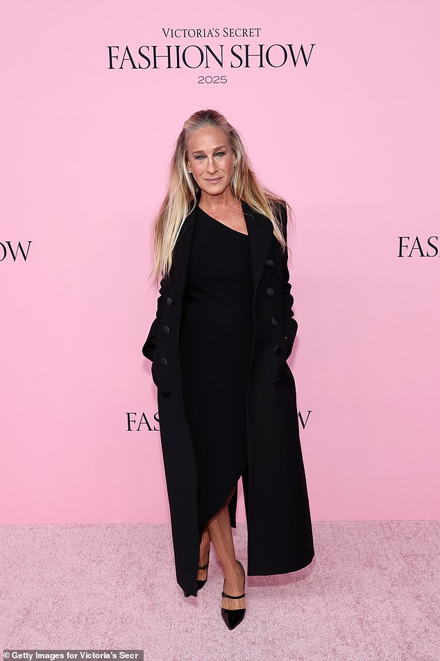 وبدت نجمة مسلسل Sex and the City، سارة جيسيكا باركر، البالغة من العمر 60 عاماً، أنيقة بفستان أسود ومعطف أسود مطابق لها.