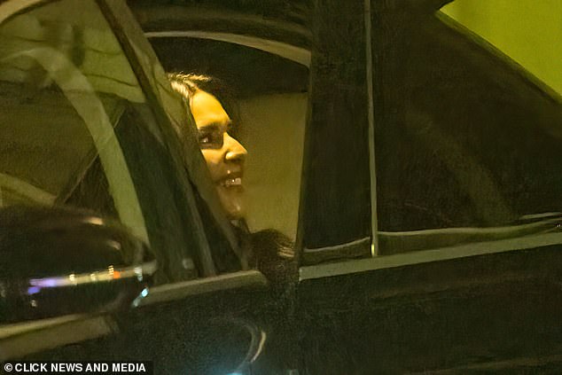 ليلة الاثنين، انضمت شيريل إلى نيكولا وكيمبرلي والش وأقرب أصدقاء نيكولا في احتفالات عيد الميلاد