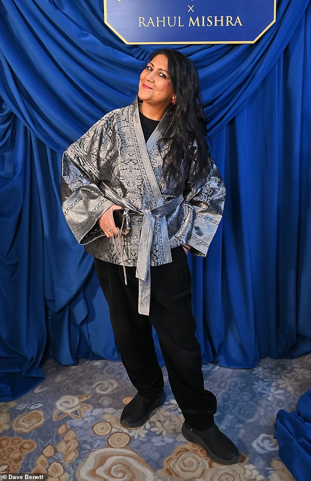 الممثلة بريا كانسارام ​​التي ظهرت في حلقتين من بريدجيرتون ارتدت ساري أخضر داكن مرصع بالجواهر