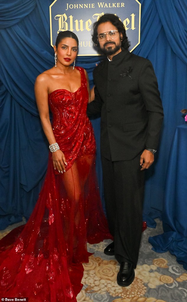 كانت الممثلة والمنتجة، 43 عامًا، المتزوجة من نيك جوناس، ضيفة خاصة في احتفال مسائي استضافه جوني ووكر بلو ليبل مع المصمم والمتعاون راهول ميشرا (في الصورة)