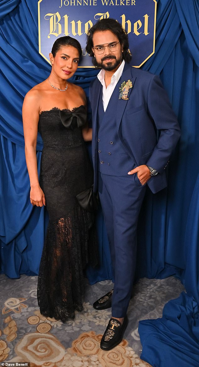 كان الفستان الدانتيل الذي ارتدته لاحقًا يتميز بصدرية مشد مع قوس من الساتان الأسود مثبت على الصدر والورك، بالإضافة إلى تنورة غير متماثلة.