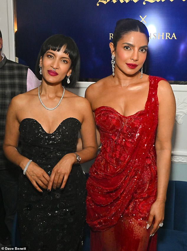 بدت بريانكا مثيرة عندما ارتدت ثوبًا أحمر لامعًا بكتف واحد يتميز بمشد مجعد