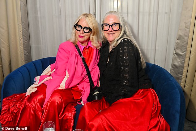 وتألقت بإطلالة مذهلة بفستان أحمر من الساتان وسترة وردية اللون