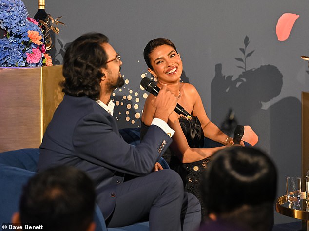 تمت معاملة الضيوف بتناول العشاء وكوكتيلات جوني ووكر، تلتها حلقة نقاش حميمة مع بريانكا والمصمم راهول