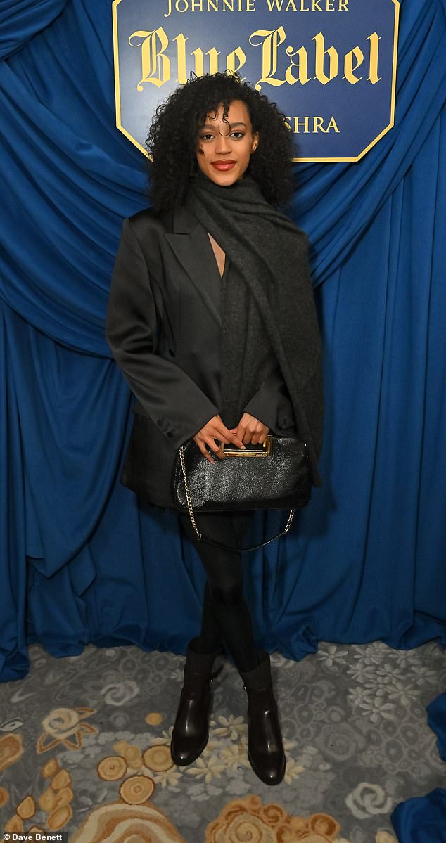 وظهرت أيضًا نجمة Made In Chelsea ليدي باريس سميث، وهي ترتدي سترة سوداء كبيرة الحجم من الساتان مع حذاء جلدي ووشاح من الباشمينا باللون الرمادي الداكن.