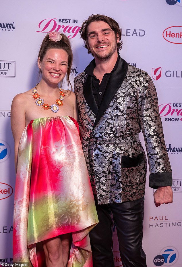 بعد الخطوبة، توجه سواريز إلى إنستغرام ليكتب: 