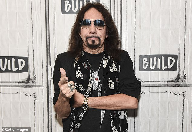 توفي أسطورة KISS Ace Frehley عن عمر يناهز 74 عامًا بعد إصابته بنزيف دماغي مدمر تركه على أجهزة دعم الحياة؛ (في الصورة عام 2018 في مدينة نيويورك)