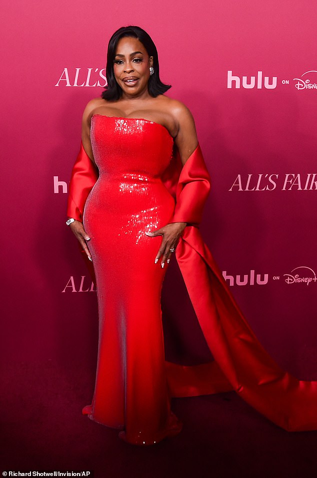 ظهرت نيسي ناش، البالغة من العمر 55 عاماً، في فستان أحمر على طراز Jessica Rabbit