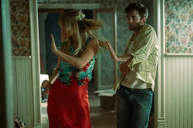 فيلم Die My Love مستوحى من رواية أريانا هارويتش الصادرة عام 2017، والتي تتناول تفاصيل معركة أم جديدة مع اكتئاب ما بعد الولادة والذهان اللاحق (في الصورة مع روبرت في الفيلم).