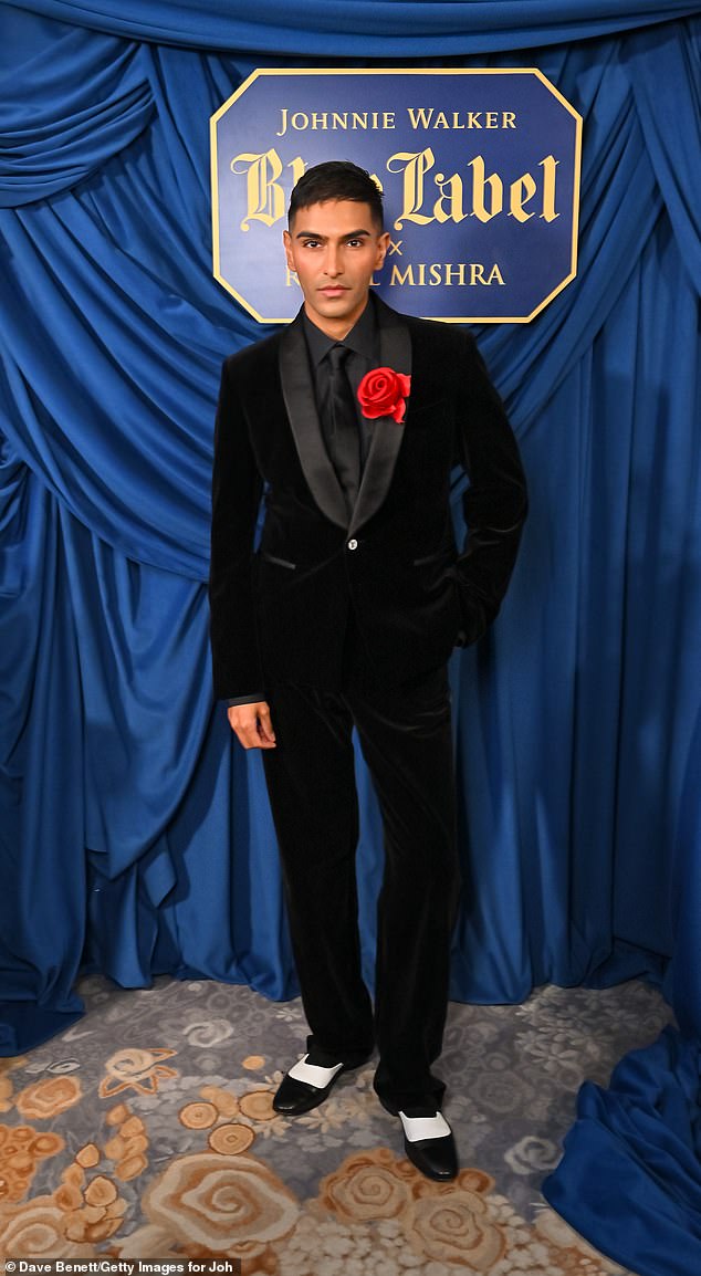 راهي تشادا قطع شخصية أنيقة ببدلة مخملية سوداء