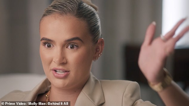 بالعودة إلى السلسلة الثانية من برنامج Prime Video السريع، Molly-Mae: Behind It All، هذا الشهر، تحدثت المؤثرة عن رد الفعل العنيف الذي تلقته عبر الإنترنت بعد أن اشتكت من أنها