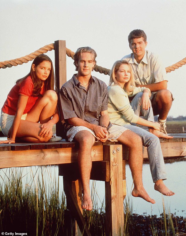 طاقم عمل فيلم داوسون كريك عام 1997. من اليسار إلى اليمين هولمز، جيمس فان دير بيك، ميشيل ويليامز وجاكسون