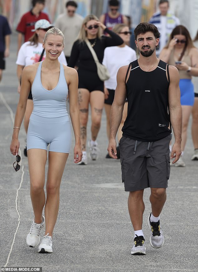 أنهت مظهرها بزوج من أحذية Nike الرياضية البيضاء وجوارب كاحل بيضاء