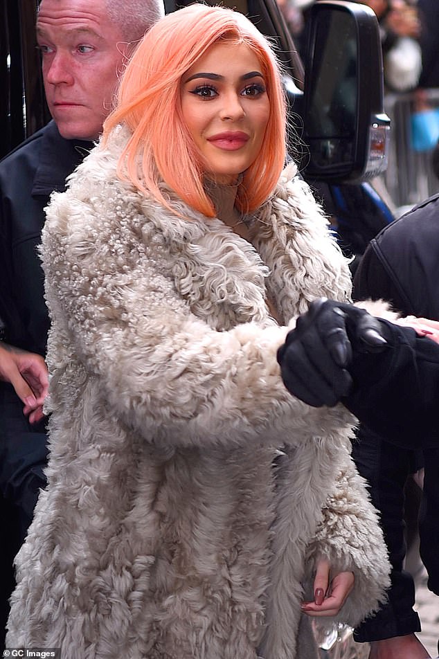 تشير King Kylie إلى الأنا المتغيرة للشخصية الإعلامية حيث غالبًا ما كانت ترتدي ألوان شعر ومكياج جريئة في عام 2015 تقريبًا؛ شوهدت كايلي في عام 2017 في مدينة نيويورك