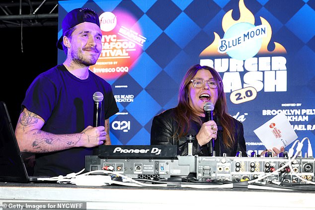 تجنب بروكلين الآن الإجابة على الأسئلة المتعلقة بعائلته في Blue Moon Burger Bash 2.0، الذي استضافه إلى جانب راشيل راي