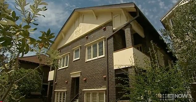 بدأ The Block في يونيو 2003. في الصورة: الموقع كما ظهر في الموسم الأول - كان عبارة عن مبنى سكني متهالك مكون من أربع غرف نوم في ضاحية بوندي الشاطئية الشهيرة في سيدني