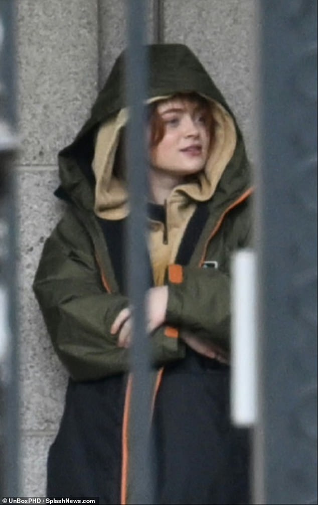 وانضمت إلى الممثل الممثلة سادي سينك، ممثلة Stranger Things، التي شوهدت في موقع التصوير لأول مرة وهي ترتدي سترة ذات قلنسوة باللون البيج ومعطفًا كاكيًا دافئًا بينما كانت تتحدث مع الطاقم.