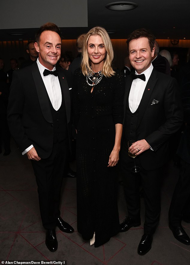 ظهرت دونا بين الثنائي التلفزيوني Ant McPartlin و Declan Donelly