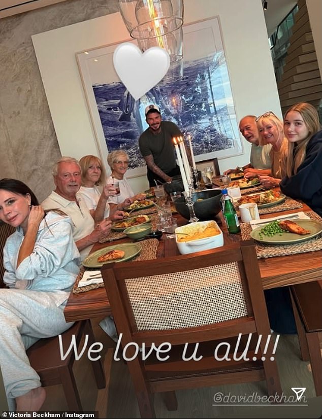 شاركت بوش، 51 عامًا، في قصصها على Instagram، مقطعًا للاعب كرة القدم السابق، 50 عامًا، بينما كان يعد مأدبة لوالديهم الزائرين (في الصورة)