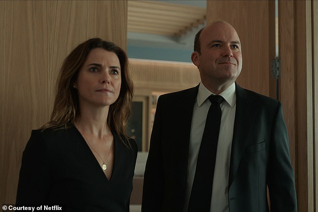 يُعرض الموسم الثالث من مسلسل The Diplomat حاليًا على Netflix؛ شوهدت في لقطة ثابتة مع روري كينير