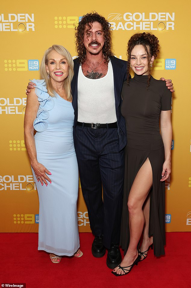 تم تصوير آبي تشاتفيلد (على اليمين) وهي تصل إلى العرض الأول لفيلم Golden Bachelor Australia في سيدني يوم الاثنين إلى جانب صديقها آدم هايد (في الوسط) ووالدتها لورا نيل (يسار)