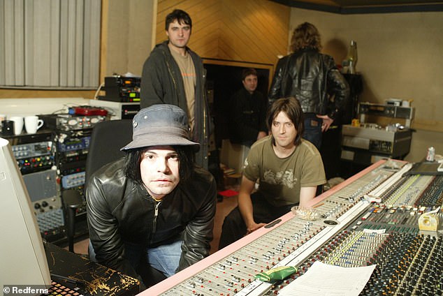 الدجالون في Monnow Valley Studio في عام 2004. قُتل كولينز في حادث سيارة بالقرب من المنشأة قبل ثماني سنوات فقط