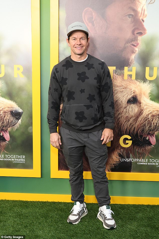 اشترى Wahlberg القصر من مطور المواصفات Aldo Stark، الذي اشتراه في يناير مقابل 26 مليون دولار، ثم أدرجه في مارس بعد أعمال التجديد مقابل 45 مليون دولار، قبل بيعه في النهاية إلى Wahlberg مقابل 37 مليون دولار. تم تصويره في فبراير 2024 في لوس أنجلوس