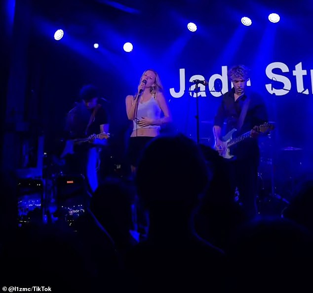 قوبل أدائها بادعاءات بأنها لم ترث موهبة والدها