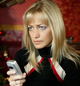 بدأت الممثلة مسيرتها التلفزيونية كعضو أصلي في فريق التمثيل روث في Hollyoaks (في الصورة)