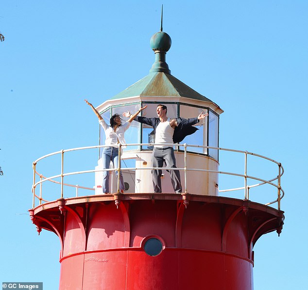 شوهد الممثل البريطاني وهو يصور مشاهد لفيلم One Night Only في The Little Red Lighthouse في أبتاون مانهاتن مع حبيبته مونيكا باربارو التي تظهر على الشاشة.