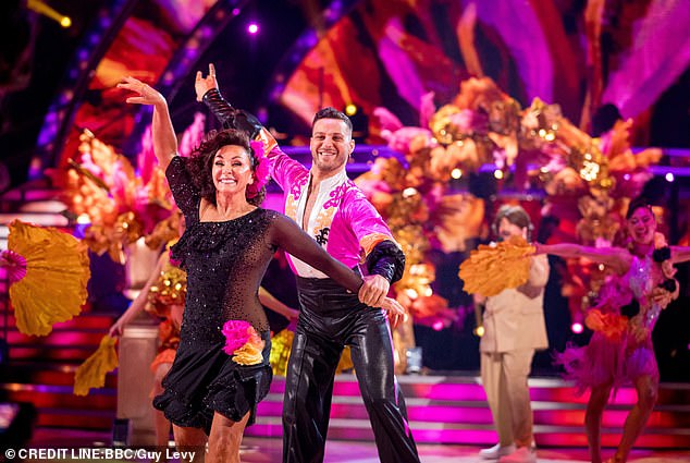 شيرلي تؤدي عرضًا في قاعة Strictly، بعد إصدار روايتها الأولى في عام 2023 - Murder On The Dance Floor