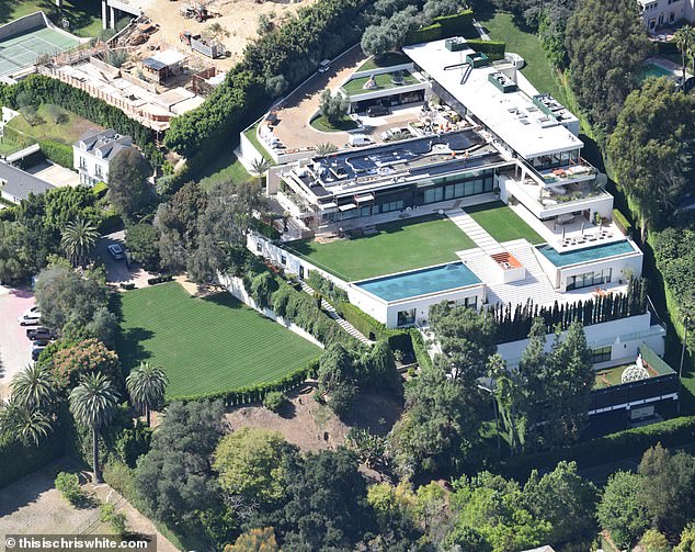لقد عملت فرق البناء بجد، وبحلول عام 2025، يُظهر قصر Bel-Air بالفعل تحسينات سريعة ومثيرة للإعجاب