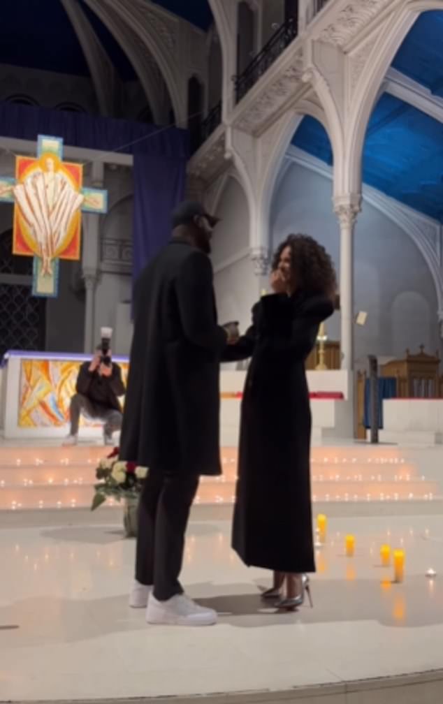 وكشفت عارضة الأزياء الفرنسية البالغة من العمر 31 عاماً، عن الخبر من خلال مقطع فيديو جميل على موقع إنستغرام يظهر لحظة طلب الزواج من صديقها الغامض