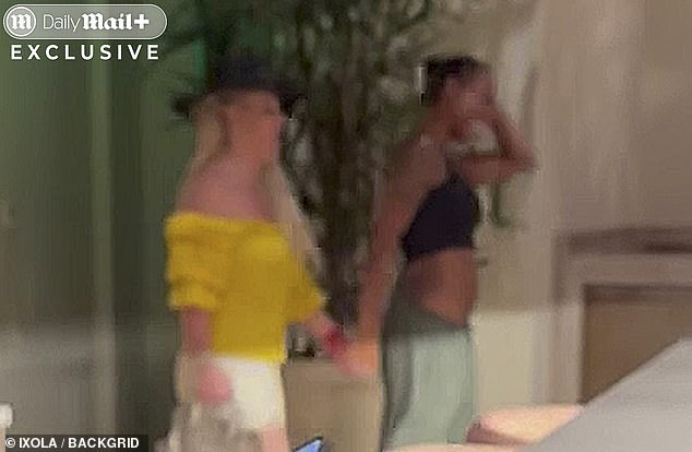 بعد رفع كأس في نخب غريب للمطعم بأكمله، أمسكت إحدى صديقاتها بيدها وأرشدتها إلى الخارج